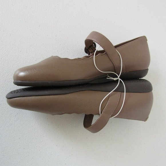 Trotters Sugar Leather Flat Shoe - Picture 7 of 8